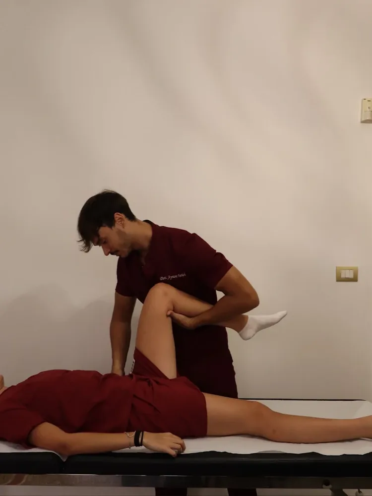 Tecnica a energia muscolare sull'anca durante un trattamento osteopatico a Balduina